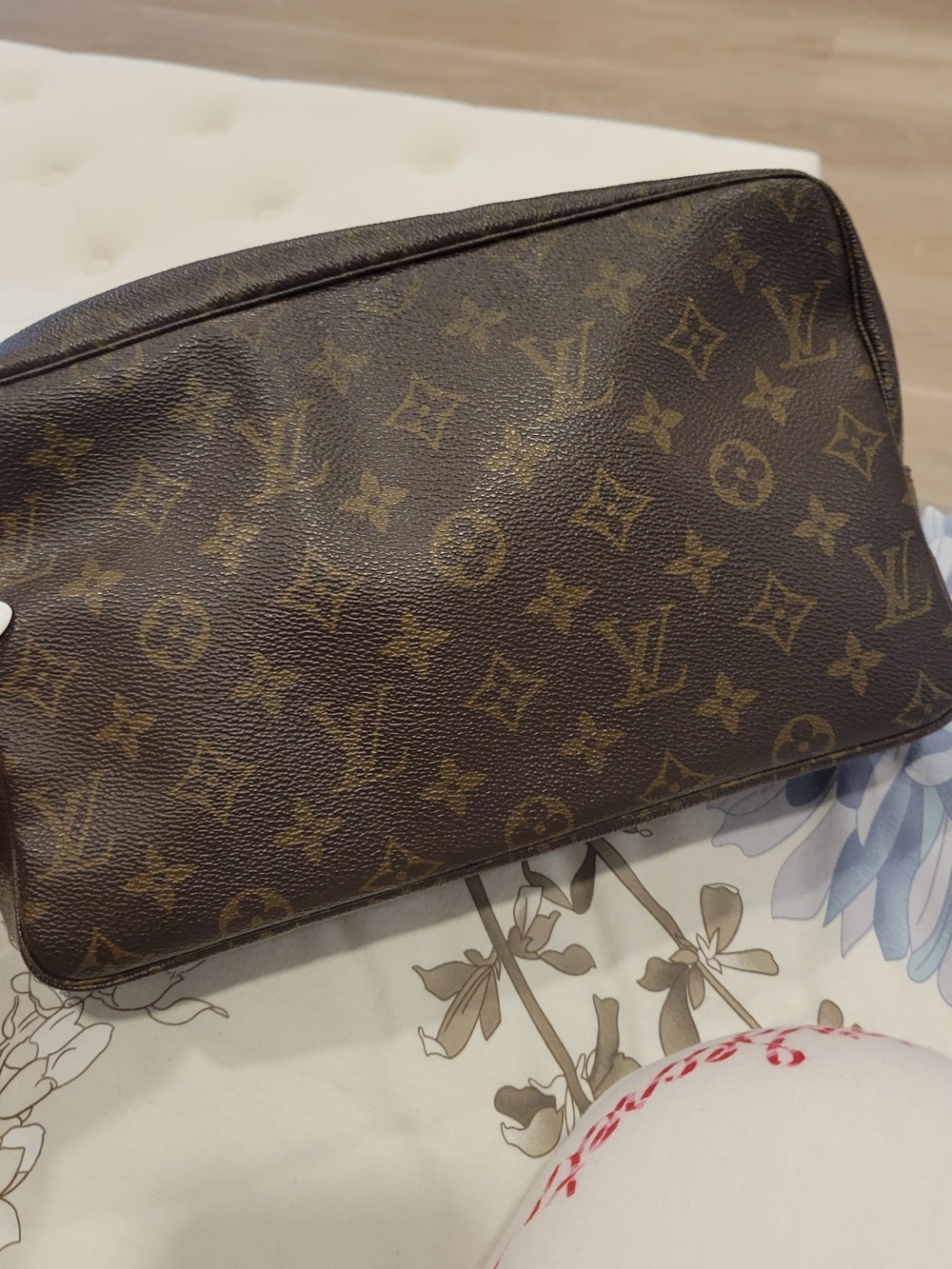 Louis Vuitton Monogram Canvas Toiletry Pouch in Brown and Tan Size 28